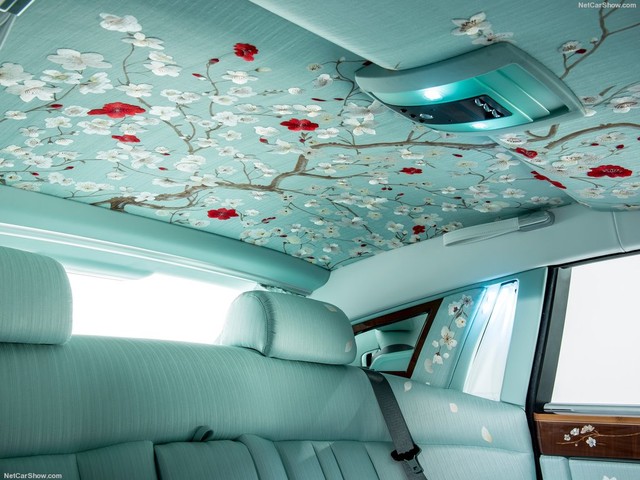 C&aacute;c thợ thủ c&ocirc;ng của Rolls-Royce sau đ&oacute; đ&atilde; th&ecirc;u tay những b&ocirc;ng hoa m&agrave;u đỏ th&acirc;m tr&ecirc;n nền lụa của chiếc si&ecirc;u xe mới n&agrave;y