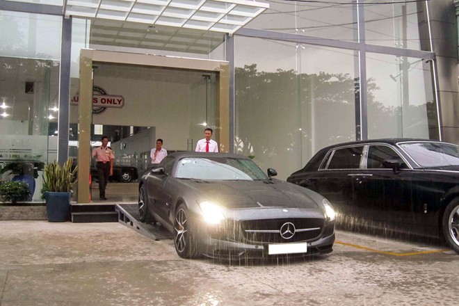 Cận cảnh siêu xe đắt tiền của chồng Hà Tăng