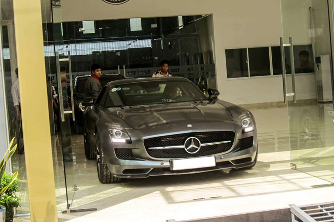 Tại Mỹ, một chiếc SLS AMG GT Final Editon có giá cơ sở 221.000 USD. Sau khi về Việt Nam, tính tất cả các khoản thuế, giá của chiếc xe trên dưới 14 tỷ đồng. 