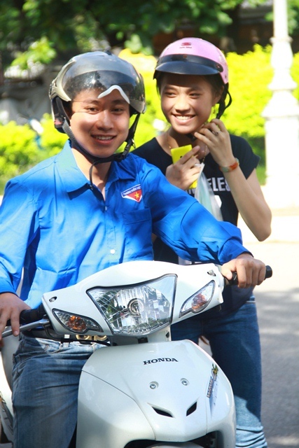 Sinh viên tình nguyện sẵn sàng đưa đón thí sinh đi thi