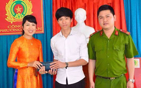 X&uacute;c động cậu sinh vi&ecirc;n ngh&egrave;o nhặt được tiền rơi nhưng trao lại người đ&atilde; mất