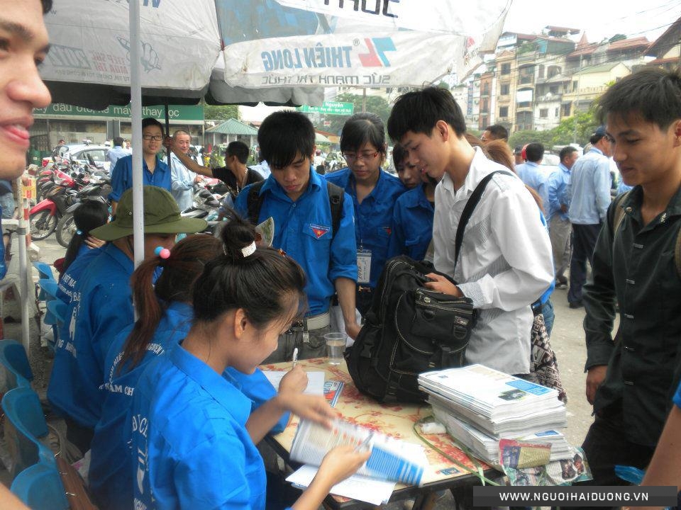Sinh vi&ecirc;n hải dương tiếp sức m&ugrave;a thi 2014 11