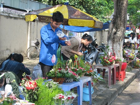 B&aacute;n hoa l&agrave; v&ocirc;ng việc ưa th&iacute;ch của nhiều nh&oacute;m sinh vi&ecirc;n v&agrave;o dịp Tết