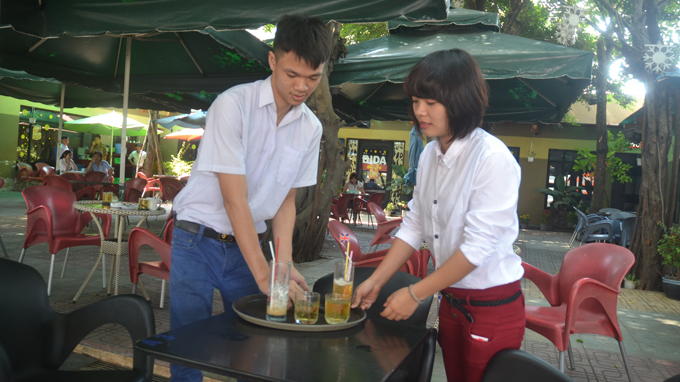 Dịp cận Tết, c&aacute;c nh&agrave; h&agrave;ng, qu&aacute;n c&agrave; ph&ecirc; rất đ&ocirc;ng kh&aacute;ch n&ecirc;n c&oacute; nhu cầu thu&ecirc; sinh vi&ecirc;n l&agrave;m th&ecirc;m rất cao