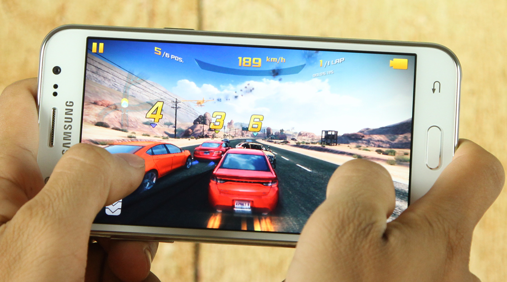 Chụp ảnh tốt, chơi game tuyệt vời với smartphone gi&aacute; rẻ Galaxy J5