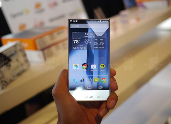 Smartphone gi&aacute; rẻ h&atilde;ng điện tử Sharp của Nhật sở hữu thiết kế lạ mắt