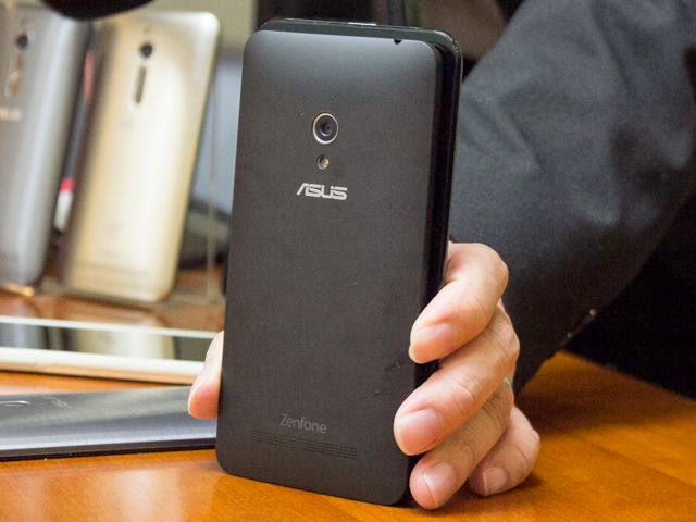 Smartphone gi&aacute; rẻ Asus cấu h&igrave;nh mạnh, m&agrave;n h&igrave;nh rộng r&atilde;i ấn tượng