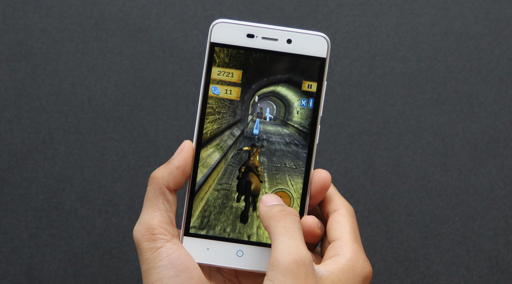 ZTE Blade D2 l&agrave; smartphoen gi&aacute; rẻ dùng màn hình HD r&ocirc;̣ng 5 inch