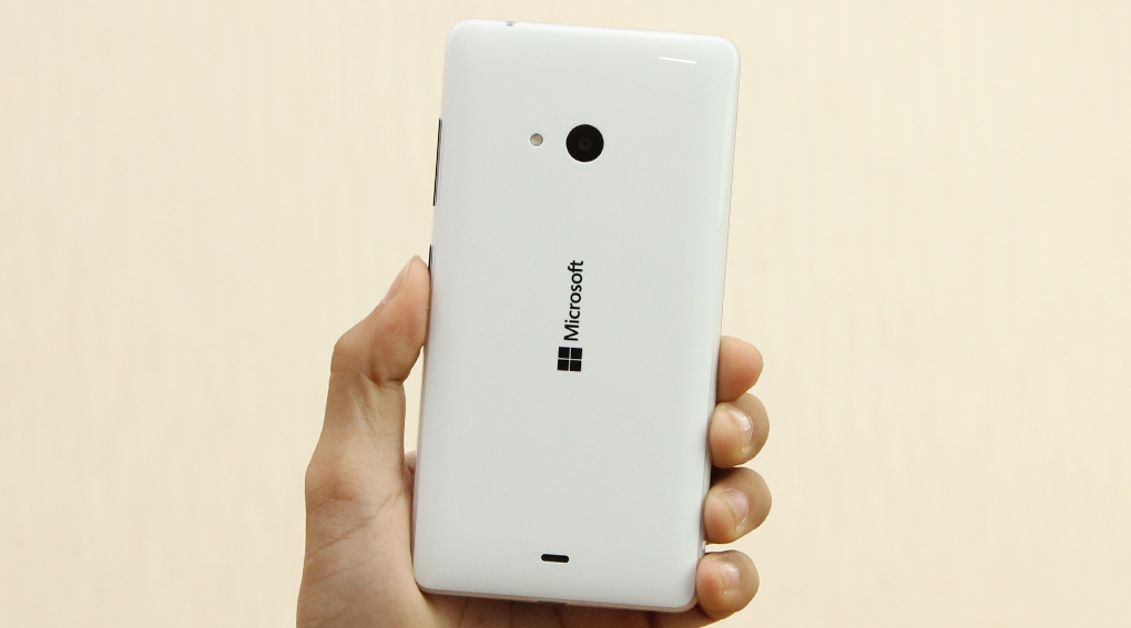 Microsoft Lumia 540 c&oacute; camera trước 5MP, camera sau 8MP k&egrave;m đ&egrave;n LED Flash
