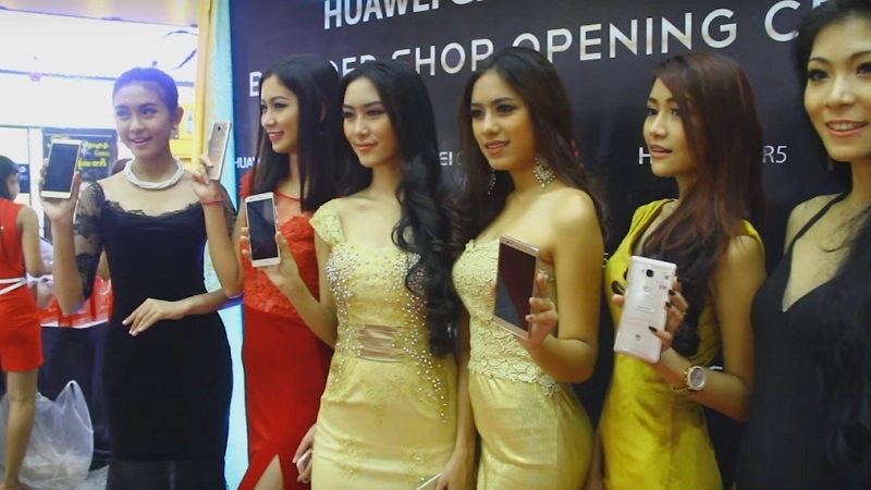 Huawei GR5 c&oacute; m&agrave;n h&igrave;nh Full HD 5.5 inch. Ảnh: YouTube MyanmarCelebrity TV