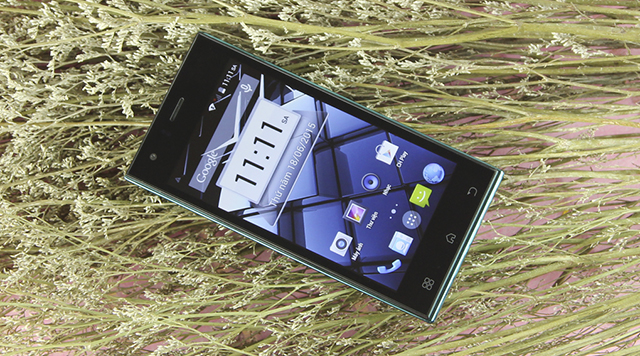 Q-Smart QS17 l&agrave; d&ograve;ng smartphone gi&aacute; rẻ c&oacute; thiết kế ph&aacute; c&aacute;ch, hiện đại