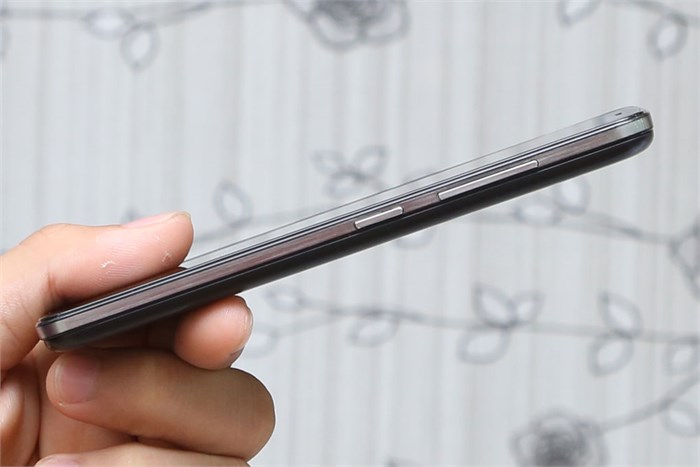 Gionee V4S nhỏ gọn v&agrave; dễ cầm nắm