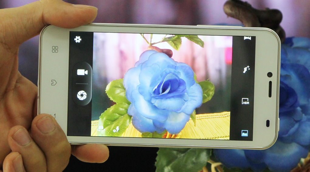 Q-Smart S29 c&oacute; camera phụ 2MP, camera ch&iacute;nh 5MP v&agrave; đ&egrave;n LED Flash trợ s&aacute;ng