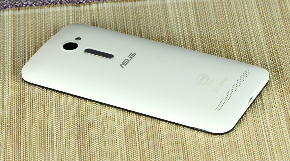Zenfone 2 được t&iacute;ch hợp giao diện điều khiển trực quan, với c&aacute;c ph&iacute;m điều khiển thuận tiện ở mặt sau