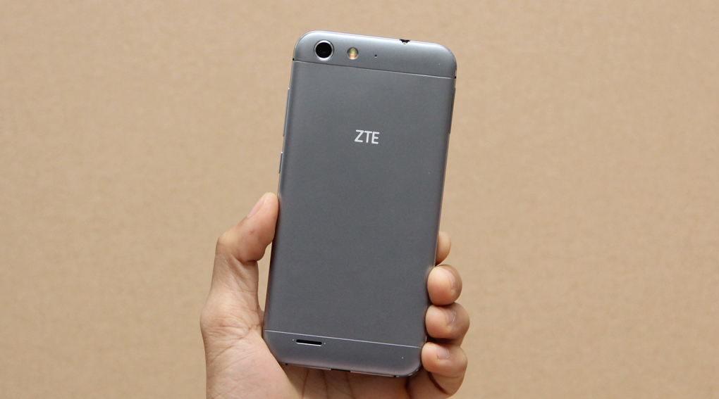 ZTE Blade V6 c&oacute; camera sau độ ph&acirc;n giải 13MP k&egrave;m đ&egrave;n LED Flash
