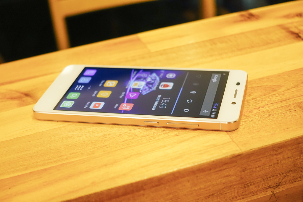 Smartphone gi&aacute; rẻ thương hiệu Việt Mobiistar Prime X nổi bật với kiểu d&aacute;ng sang trọng, h&uacute;t mắt, trang bị camera cực 'khủng'