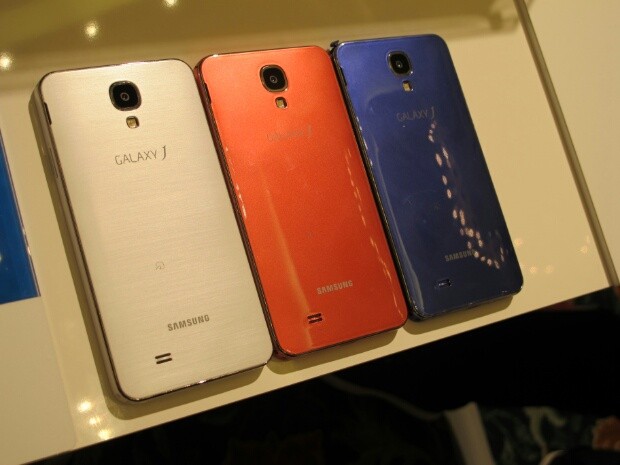 Bộ đ&ocirc;i smartphone gi&aacute; rẻ Samsung Galaxy J pin l&acirc;u ấn tượng