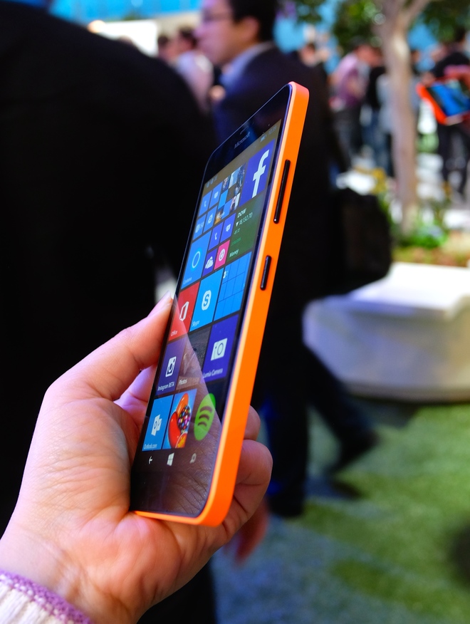 Smartphone gi&aacute; rẻ Lumia 640 đa m&agrave;u sắc nổi bật 