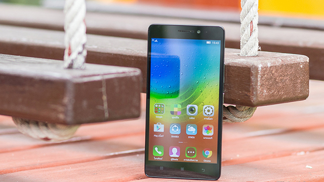 ZenFone 2 Laser sử dụng m&agrave;n h&igrave;nh k&iacute;ch thước 5 inch c&ocirc;ng nghệ IPS  A7000 Plus c&oacute; camera trước 13MP, ống k&iacute;nh selfie 5MP 