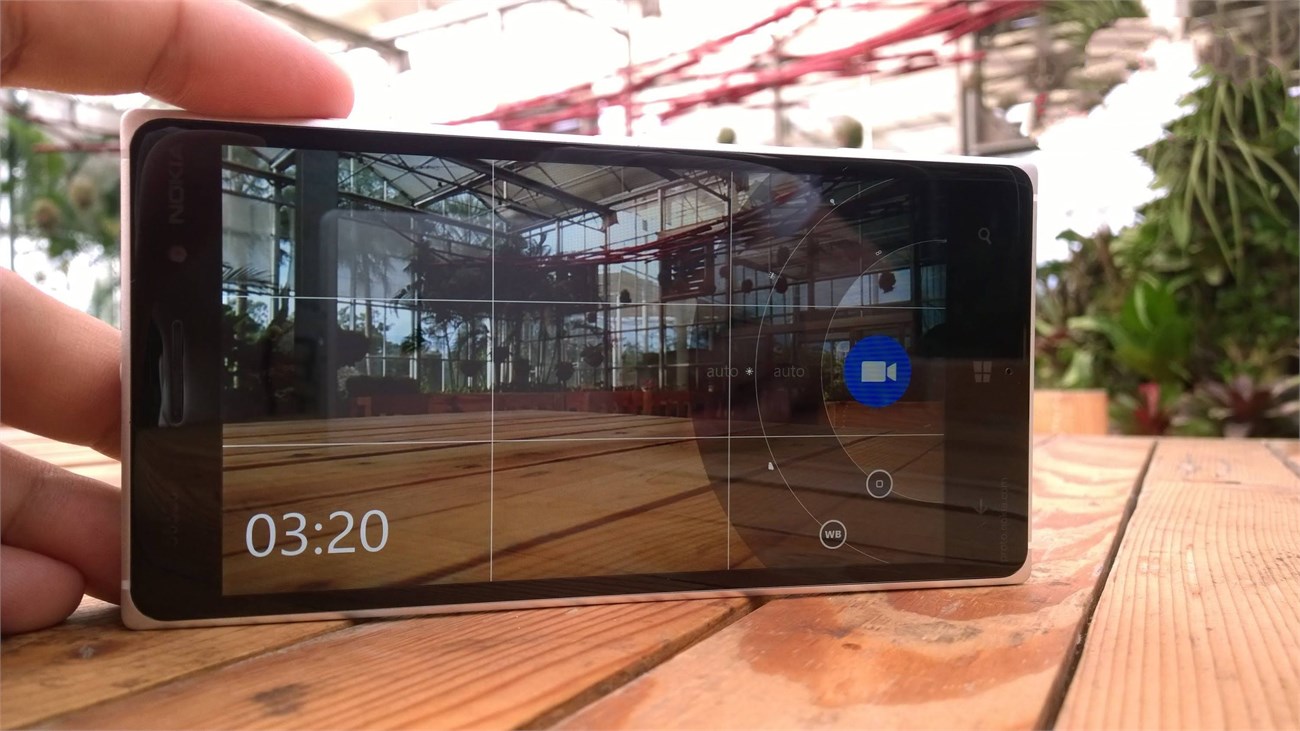 Lumia 830 l&agrave; chiếc smartphone gi&aacute; rẻ mới nhất được thiết kế bởi Nokia