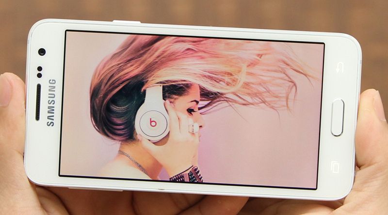 Smartphone gi&aacute; rẻ Samsung Galaxy A3 sở hữu thiết kế bằng kim loại nguy&ecirc;n khối, sang trọng