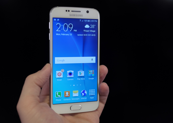 Smartphone hot nhất Galaxy S6 được trang bị vi xử l&yacute; mạnh mẽ