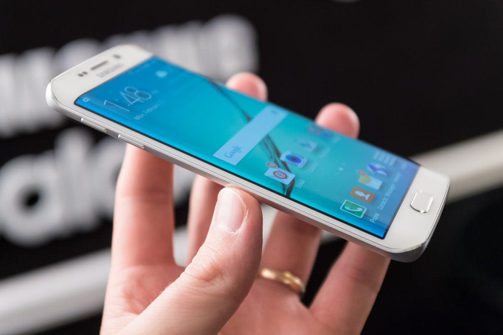 M&agrave;n h&igrave;nh cong độc đ&aacute;o của smartphone hot nhất Galaxy S6 Edge