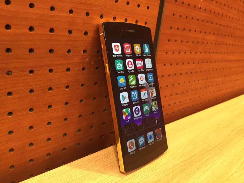 Smartphone hot nhất Bkav BPhone nổi bật với lớp mạ v&agrave;ng b&oacute;ng bẩy xung quanh viền