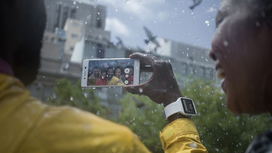 Selfie c&ugrave;ng Sony Xperia Z3 Plus thỏa th&iacute;ch trong ng&agrave;y mưa gi&oacute;