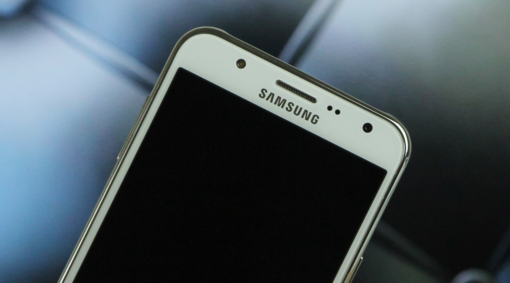 Samsung Galaxy J7 l&agrave; smartphobe hot nhất trong ph&acirc;n kh&uacute;c tầm trung, selfie hết sảy