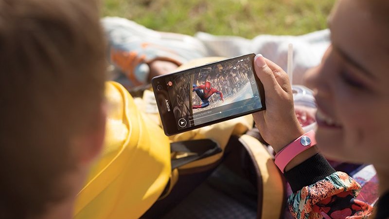 Sony Xperia C4 Dual l&agrave; smartphone hot nhất ph&acirc;n kh&uacute;c tầm trung. Ảnh: Sony Mobile