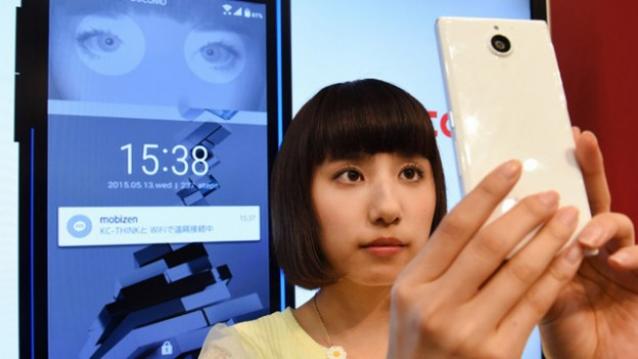 Smartphone hot nhất 'qu&eacute;t mống mắt' đầu ti&ecirc;n tr&ecirc;n thế giới 