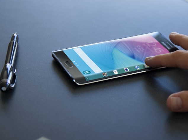 Smartphone hot nhất của Samsung mang t&ecirc;n Galaxy S Edge đang g&acirc;y 'sốt' tr&ecirc;n thị trường