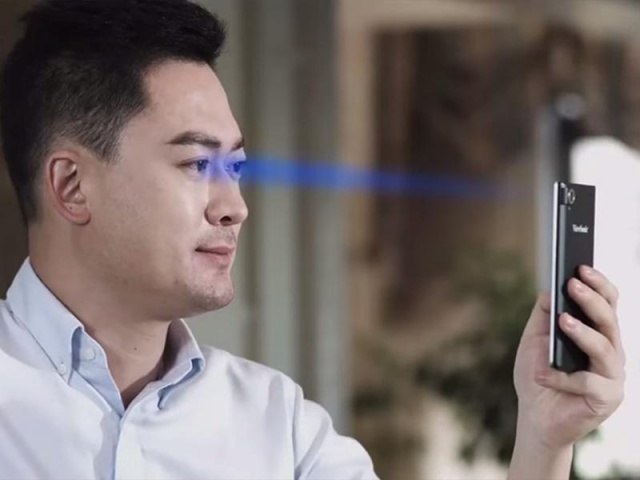 Smartphone hot nhất c&oacute; c&ocirc;ng nghệ qu&eacute;t v&otilde;ng mạc v&agrave; camera đa ống k&iacute;nh đầu ti&ecirc;n tr&ecirc;n thế giới