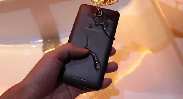 Th&acirc;n m&aacute;y chiếc smartphone hot nhất Lenovo A5000 được l&agrave;m tứ chất liệu cao cấp gi&uacute;p chống thấm nước