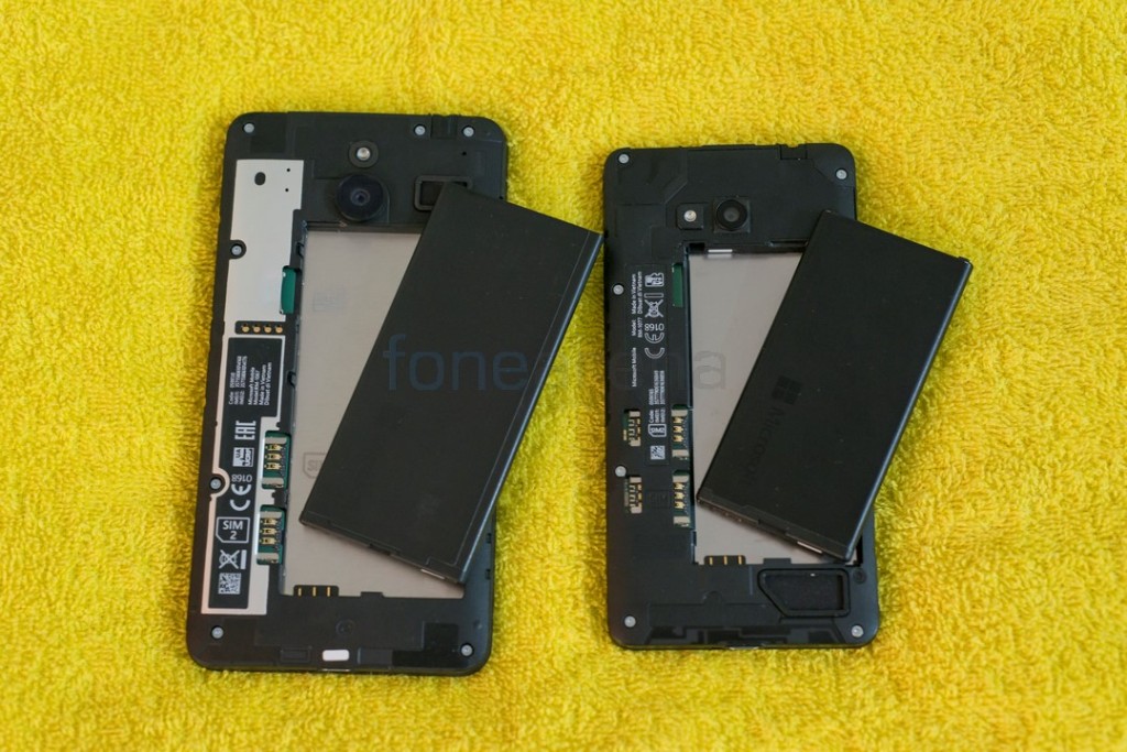 Cả 2 siêu phẩm này đều có thể tháo rời pin và sim Cả 2 siêu phẩm này đều có thể tháo rời pin và sim
