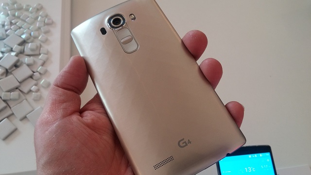  LG G4 lại sở hữu một phi&ecirc;n bản m&agrave;u v&agrave;ng kh&aacute; sang trọng 