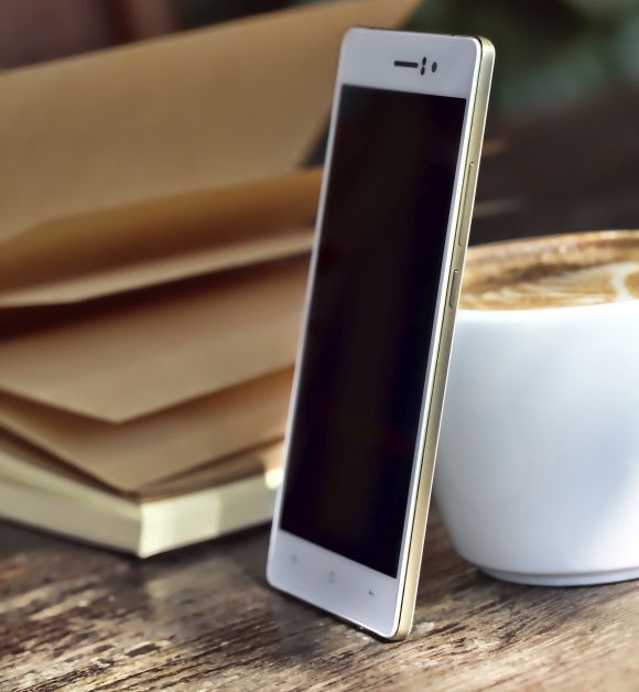 OPPO R5 Gilded c&oacute; thiết kế nh&ocirc;m nguy&ecirc;n khối mạ v&agrave;ng xung quanh lọt top smartphone hot nhất hiện nay
