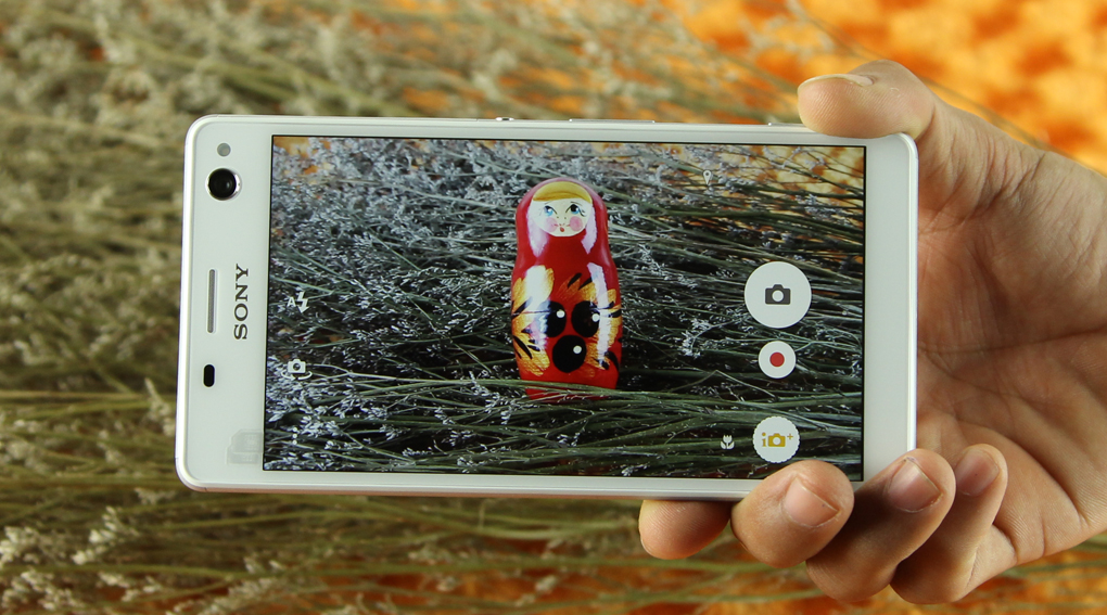 L&agrave; smartphoen hot nhất trong ph&acirc;n kh&uacute;c tầm trung Sony Xperia C4 Dual đ&aacute;ng để mua