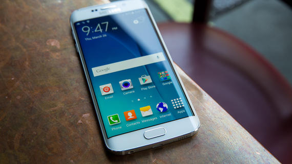 Mẫu smartphone hot nhất Galaxy S6 Edge sở hữu thiết kế m&agrave;n h&igrave;nh cong sang trọng