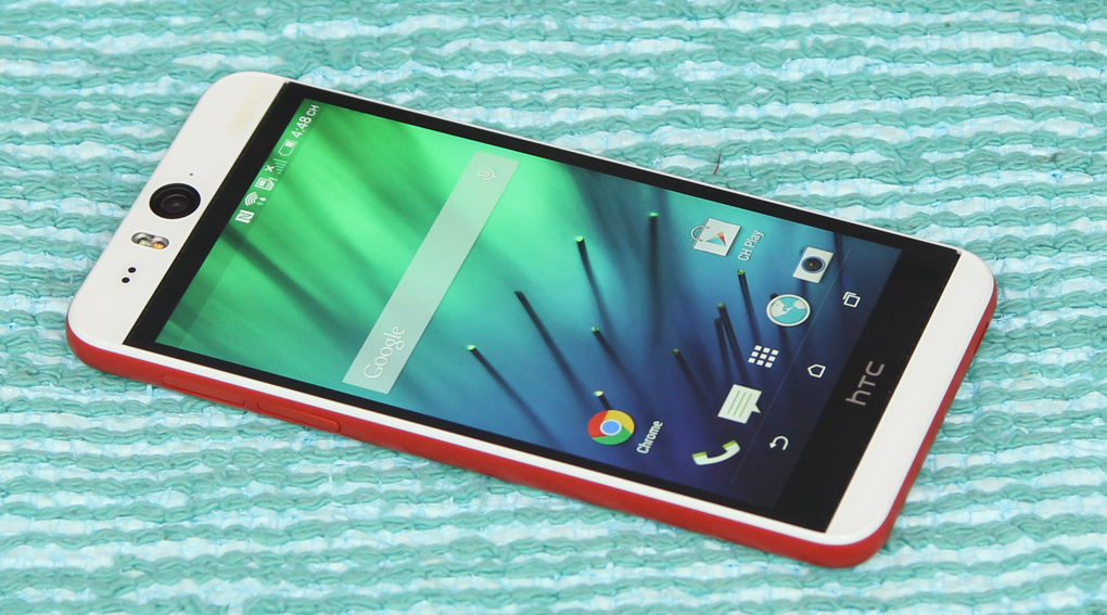  HTC Desire Eye lại sở hữu một thiết kế nguy&ecirc;n khối được tạo th&agrave;nh từ chất liệu chủ yếu l&agrave; nhựa cao cấp