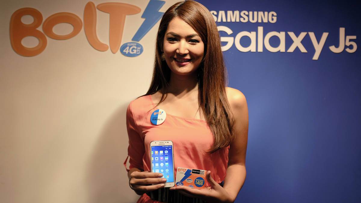 L&agrave; smartphone hot nhất trong ph&acirc;n kh&uacute;c tầm trung Galaxy J5 c&oacute; camera trước 5MP, camera sau 13MP