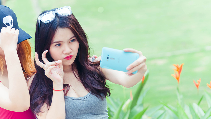 Asus Zenfone Selfie c&oacute; bộ đ&ocirc;i camera đều c&oacute; độ ph&acirc;n giải 13 MP 