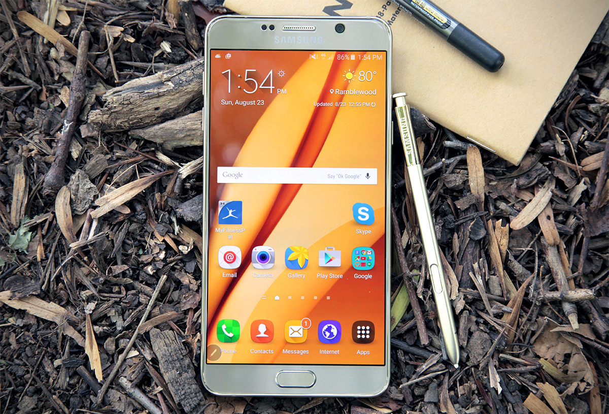 Galaxy Note 5 l&agrave; một trong những smartphone hot nhất hiện nay c&oacute; m&agrave;n h&igrave;nh Super AMOLED rộng 5,7 inch