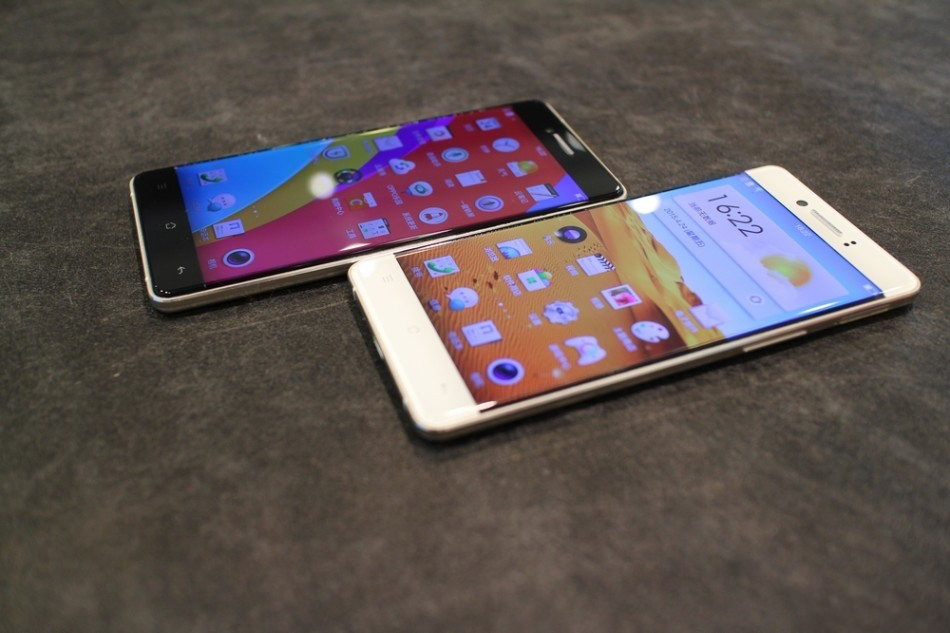 OPPO R7 Plus sở hữu m&agrave;n h&igrave;nh gần như kh&ocirc;ng khung viền