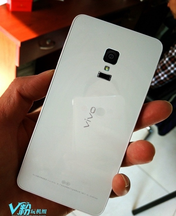 Camera sau của mẫu smartphone cao cấp n&agrave;y c&oacute; độ ph&acirc;n giải 13MP