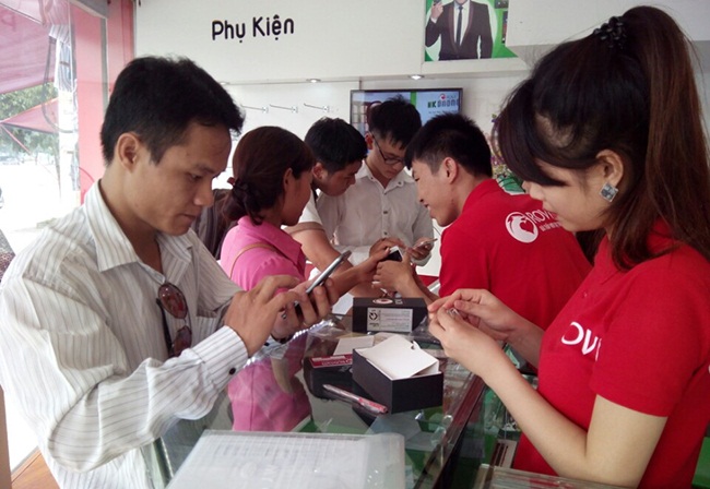 HERO 2 nhận được nhiều sự quan t&acirc;m v&agrave; thu h&uacute;t người d&ugrave;ng tại c&aacute;c showroom của h&atilde;ng.