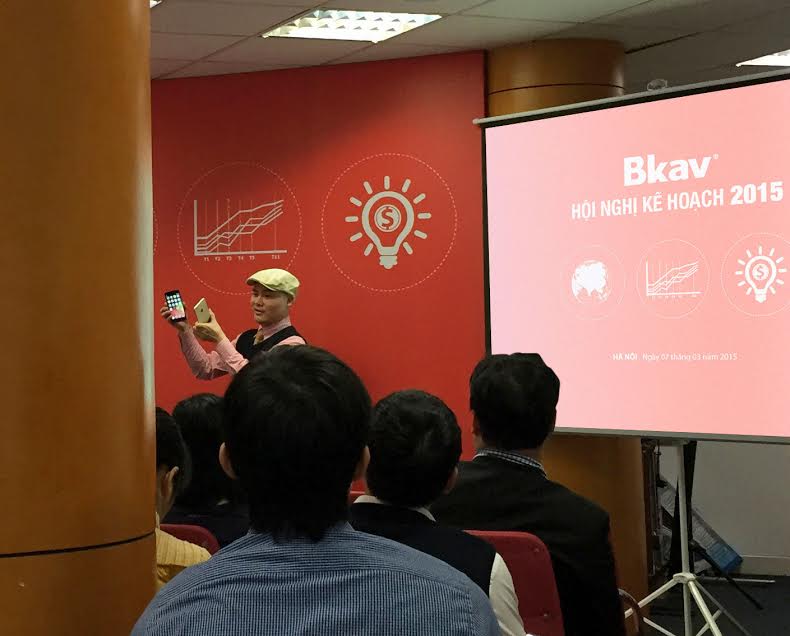 Smartphone của Bkav nhận đươc kh&aacute; nhiều &yacute; kiến tr&aacute;i chiều sau lời tuy&ecirc;n bố của CEO Bkav Nguyễn Tử Quảng