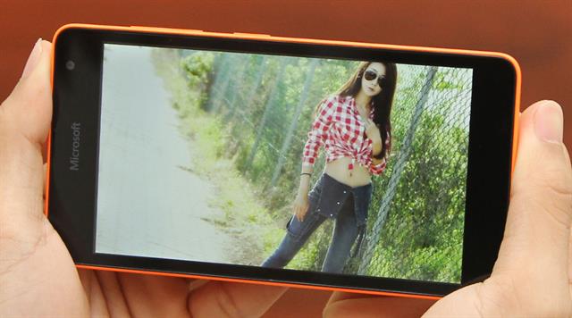 Lumia 535 l&agrave; smartphone gi&aacute; rẻ m&agrave;n h&igrave;nh lớn th&iacute;ch hợp l&agrave;m qu&agrave; tặng cho c&aacute;c chị em y&ecirc;u th&iacute;ch chụp h&igrave;nh
