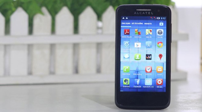Chiếc smartphone gi&aacute; rẻ n&agrave;y của Alcatel c&oacute; thiết kế mềm mại v&agrave; tương đối nhỏ gọn